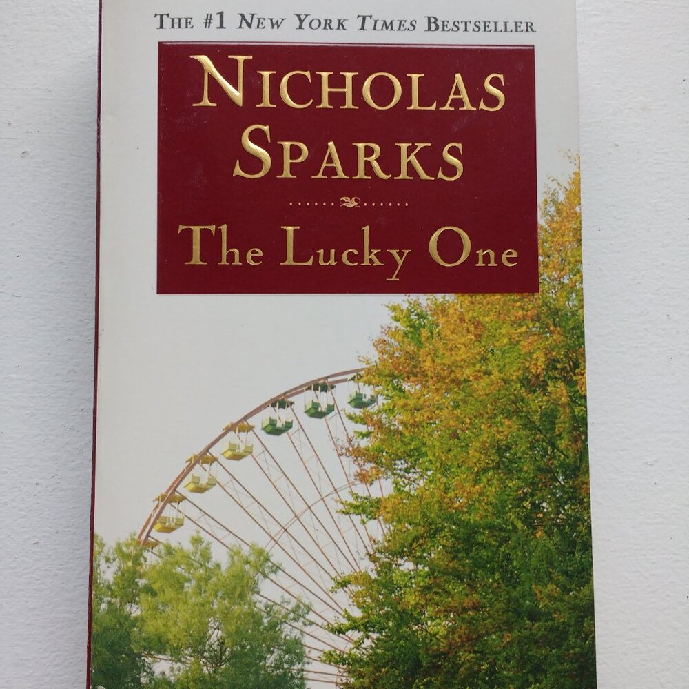 The Lucky One by Nicholas Sparks 2010 used paperback